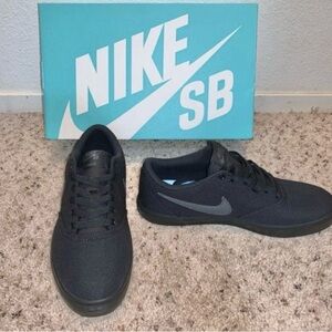 Nike Men’s Black Low-Profile Skate Sneakers with Gray Swoosh